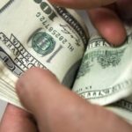 contando billetes de dólar